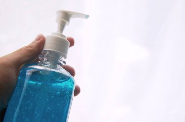 Sıhhi tesisat, mikrop önleme ve önleyici konsept, Covid-19 durumu için Hand 'e% 70 oranında alkol pompalanması.