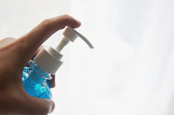 Sıhhi tesisat, mikrop önleme ve önleyici konsept, Covid-19 durumu için Hand 'e% 70 oranında alkol pompalanması.