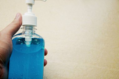 Alkol jelinin% 70 'i hijyenik temizleme, mikrop önleyici konsept ve koruyucu Covid-19 durumundan elde edilen temiz plastik şişeden uygulanır..