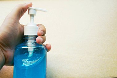 Alkol jelinin% 70 'i hijyenik temizleme, mikrop önleyici konsept ve koruyucu Covid-19 durumundan elde edilen temiz plastik şişeden uygulanır..