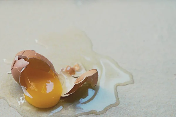 Fotokopi Aletiyle Yerde Kırılmış Yumurta Seçici Odaklanma Fotoğraf Düşen Yumurtaları — Stok fotoğraf