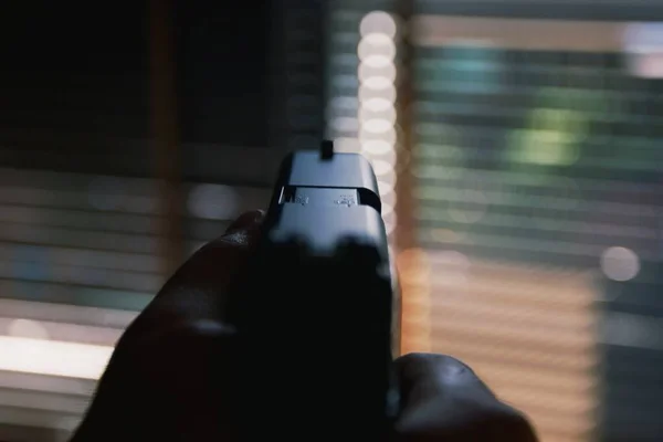 Man Med Pistol Står Vid Fönstret Blind Redo Att Skydda — Stockfoto