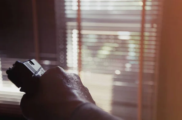 Человек Пистолетом Стоит Окна Вслепую Готовый Защитить Себя Других Плохих — стоковое фото