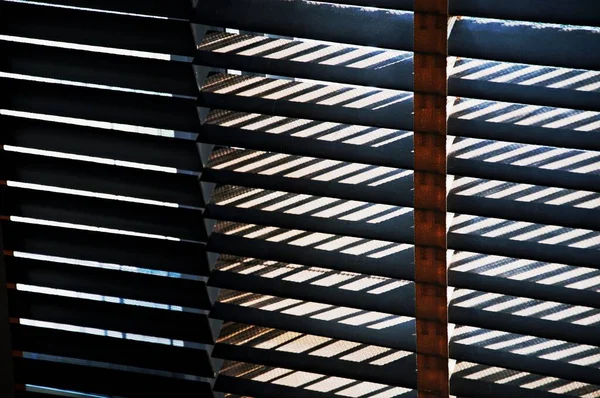 Closeup Houten Jaloezieën Met Witte Ladder Tape Gordijnen Zonlicht Door — Stockfoto