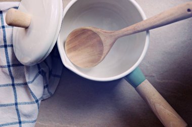 Mutfakta eski bir çömlek var. Pencereden güneş ışığı geliyor..