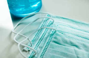 Ameliyat maskesi ve alkol% 70 el hijyeniği, sağlık maskesi. Covid-19, Kirletici PM2.5 ve başka bir virüsü önlemek için kullanılır..
