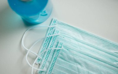 Ameliyat maskesi ve alkol% 70 el hijyeniği, sağlık maskesi. Covid-19, Kirletici PM2.5 ve başka bir virüsü önlemek için kullanılır..