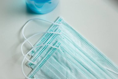 Ameliyat maskesi ve alkol% 70 el hijyeniği, sağlık maskesi. Covid-19, Kirletici PM2.5 ve başka bir virüsü önlemek için kullanılır..