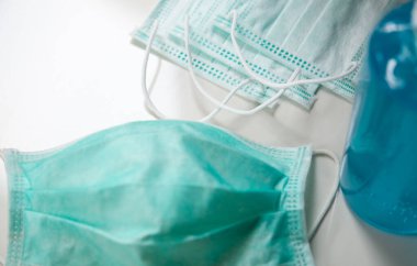 Ameliyat maskesi yeni ve kullanılmış, sağlık maskesi. Covid-19, Kirletici PM2.5 ve başka bir virüsü önlemek için kullanılır..