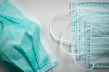 Ameliyat maskesi yeni ve kullanılmış, sağlık maskesi. Covid-19, Kirletici PM2.5 ve başka bir virüsü önlemek için kullanılır..