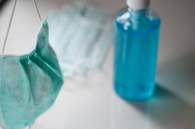 Ameliyat maskesi yeni ve kullanılmış, sağlık maskesi. Covid-19, Kirletici PM2.5 ve başka bir virüsü önlemek için kullanılır..