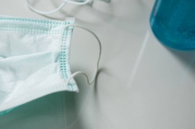 Ameliyat maskesi yeni ve kullanılmış, sağlık maskesi. Covid-19, Kirletici PM2.5 ve başka bir virüsü önlemek için kullanılır..