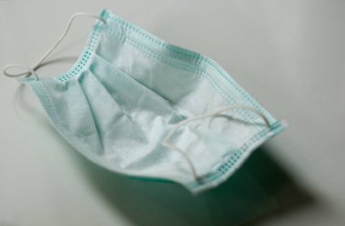 Ameliyat maskesi kullanıldı, sağlık maskesi. Covid-19, Kirletici PM2.5 ve başka bir virüsü önlemek için kullanılır..