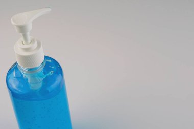 Plastik şişe pompasında mavi alkol sıvısı, alkol el jeli. El dezenfektanı antibakteriyel jel alkol masajı Corona virüsüne karşı koruma sağlayabilir..