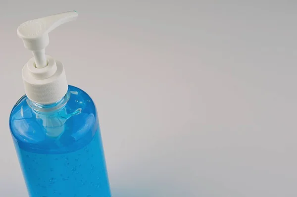 Plastik Şişe Pompasında Mavi Alkol Sıvısı Alkol Jeli Dezenfektanı Antibakteriyel — Stok fotoğraf