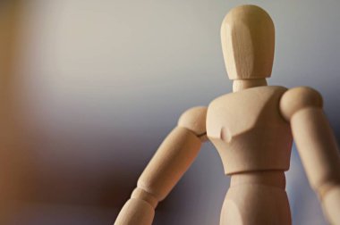 Geçmişi bulanık tahta kukla bebek..