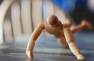 Geçmişi bulanık tahta kukla bebek..