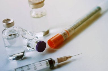 Şırınga ve tüplerdeki ilaçlar, aşı, kanser tedavisi, ağrı kesici ve ayrıca yasadışı kullanım, sağlık ve tıbbi konsept aşısı için de kullanılabilir..