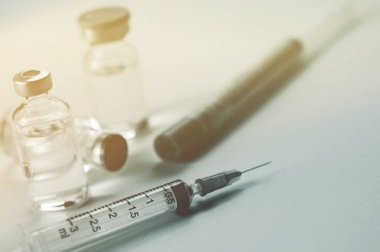 Şırınga ve tüplerdeki ilaçlar, aşı, kanser tedavisi, ağrı kesici ve ayrıca yasadışı kullanım, sağlık ve tıbbi konsept aşısı için de kullanılabilir..