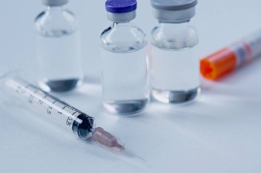 Şırınga ve tüplerdeki ilaçlar, aşı, kanser tedavisi, ağrı kesici ve ayrıca yasadışı kullanım, sağlık ve tıbbi konsept aşısı için de kullanılabilir..