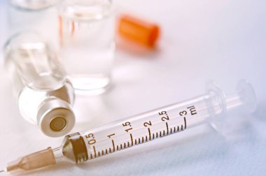 Şırınga ve tüplerdeki ilaçlar, aşı, kanser tedavisi, ağrı kesici ve ayrıca yasadışı kullanım, sağlık ve tıbbi konsept aşısı için de kullanılabilir..