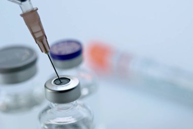 Şırınga ve tüplerdeki ilaçlar, aşı, kanser tedavisi, ağrı kesici ve ayrıca yasadışı kullanım, sağlık ve tıbbi konsept aşısı için de kullanılabilir..