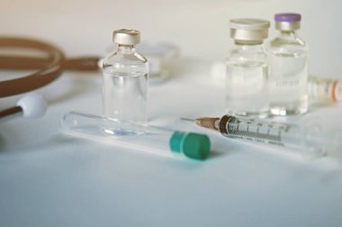 Şırınga ve tüplerdeki ilaçlar, aşı, kanser tedavisi, ağrı kesici ve ayrıca yasadışı kullanım, sağlık ve tıbbi konsept aşısı için de kullanılabilir..