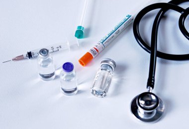 Masanın üzerinde ilaç, şırınga ve steteskop var. Aşı, kanser ve ağrı tedavisi için hazır. Ayrıca yasadışı kullanım, sağlık ve tıbbi konsept aşısı için de kullanılabilir..