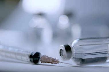 Şırınga ve tüplerdeki ilaçlar, aşı, kanser tedavisi, ağrı kesici ve ayrıca yasadışı kullanım, sağlık ve tıbbi konsept aşısı için de kullanılabilir..