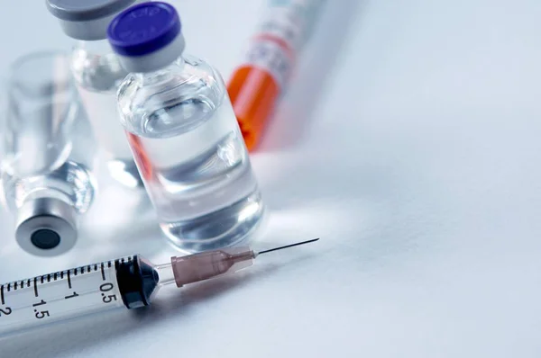 Medizin Ampullen Und Spritzen Bereit Für Impfstoffinjektionen Krebsbehandlung Schmerzbehandlung Und — Stockfoto