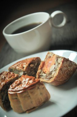 Çin sonbahar festivali ortası ay çöreği, Çince karakterlerin çevirisi: nilüfer ezmesi