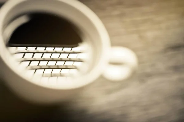Ένα Φλιτζάνι Καφέ Στην Ξύλινη Υφή Θολή Λευκή Κούπα Καφέ — Φωτογραφία Αρχείου