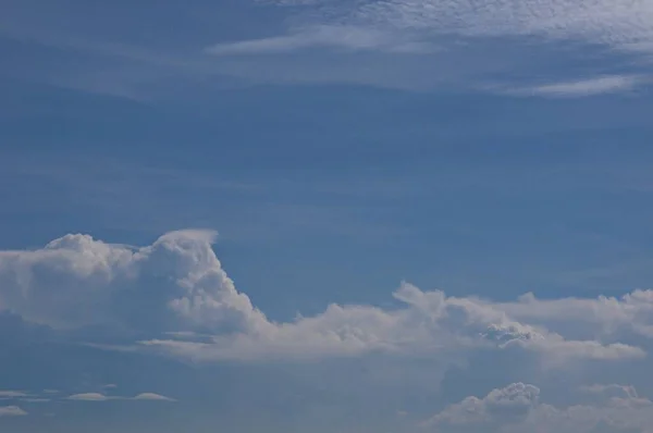 Atmosfer Beyaz Bulutlu Derin Mavi Gökyüzü Yazı Alanı Mavi Bulutlu — Stok fotoğraf