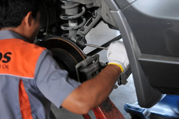 Auto Mekaniker Färd Med Att Nya Däck Ersättning Bilbroms Reparation — Stockfoto