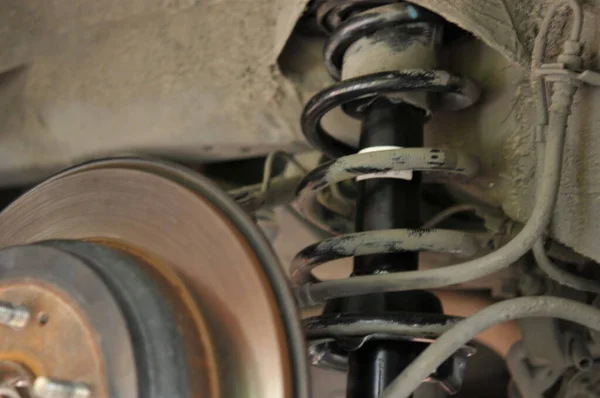Automatyczny Mechanik Procesie Wymiany Opon Naprawa Hamulców Samochodowych Garażu Hamulce — Zdjęcie stockowe