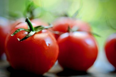 Domatesler, eski ahşap masada korunması için pişirildi. Organik yiyecekler, tahtada vişneli domatesler. Üzümlü ve sulu domatesler..