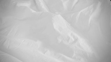 Yatak odasındaki beyaz yastığı ve yatak odasındaki kırışık, dağınık battaniyeyi kapat, uzun bir gece uyumaktan. Beyaz arkaplan için soyut doku, yorgan