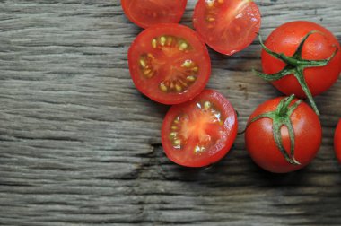 Domatesler, eski ahşap masada korunması için pişirildi. Organik yiyecekler, tahtada vişneli domatesler. Üzümlü ve sulu domatesler..