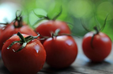 Domatesler, eski ahşap masada korunması için pişirildi. Organik yiyecekler, tahtada vişneli domatesler. Üzümlü ve sulu domatesler..