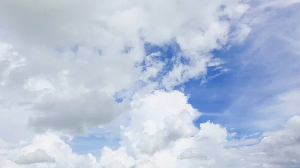 Mavi Gökyüzü Ile Güzel Beyaz Bulutlar Arkaplan Duvar Kağıdı Için — Stok fotoğraf