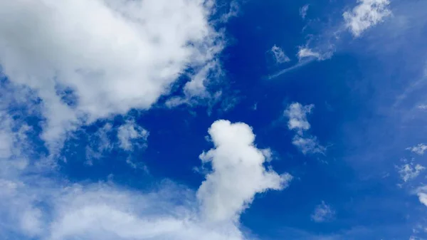 青い空と美しい白い雲 背景の壁紙のための白から青への色の色合いのグラデーション — ストック写真