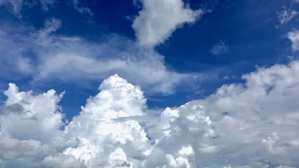 青い空と美しい白い雲 背景の壁紙のための白から青への色の色合いのグラデーション — ストック写真