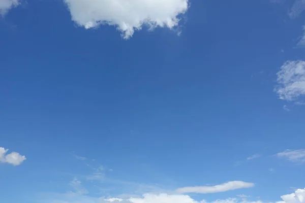 青い空と美しい白い雲 背景の壁紙のための白から青への色の色合いのグラデーション — ストック写真