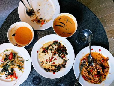 Akşam yemeğinden sonra kirli tabakları olan bir masanın üst görüntüsü. Restoranda yedikten sonra çatallar ve kaşıklar. Dağınıklık konsepti, kirli bulaşıklar