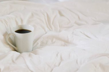 Sabahları yatakta bir fincan kahveyle uyanmak, basit, ev, çerçeve içinde boşluk.