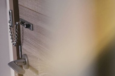 Kilitli kapılar. Eski kapı mandalı. Eski kapıdaki kilit mekanizması. Zincirli kapı kilidinin yakın görüntüsü. Kilitli kapılar zincir halinde yakın çekimde.. 