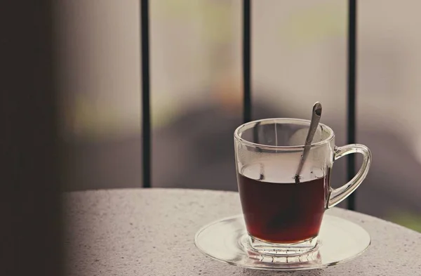 Warme Zwarte Koffie Helder Glas Tafel Het Balkon Ochtendkopje Hete — Stockfoto