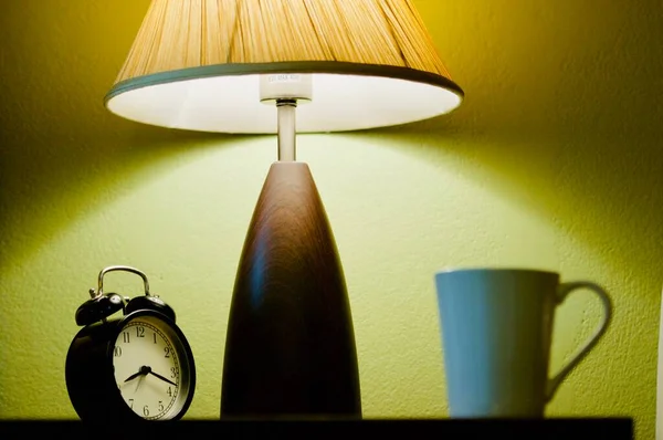 Sabahları Yatakta Bir Fincan Kahveyle Uyanmak Basit Çerçeve Içinde Boşluk — Stok fotoğraf