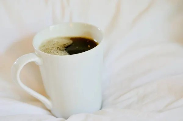 Проснуться Утром Постели Чашкой Кофе Просто Дома Пространство Рамке — стоковое фото