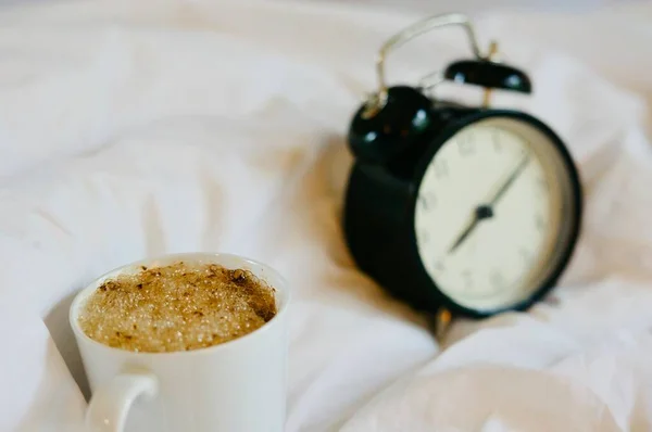 Проснуться Утром Постели Чашкой Кофе Просто Дома Пространство Рамке — стоковое фото